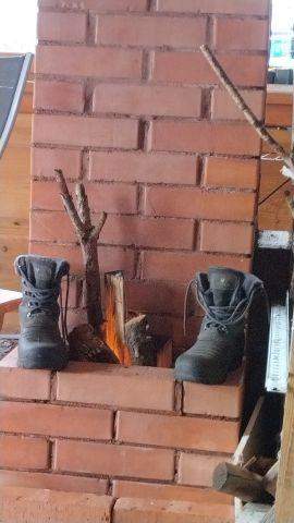 buty suszą się na piecu