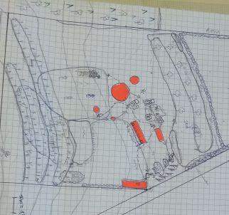 Szkicyk zawiera na czerwono wszystkie twarde powierzchnie. Najpierw nanoszę je na mapę, dopiero na tej podstawie rozważam całościowy obieg wody na działce