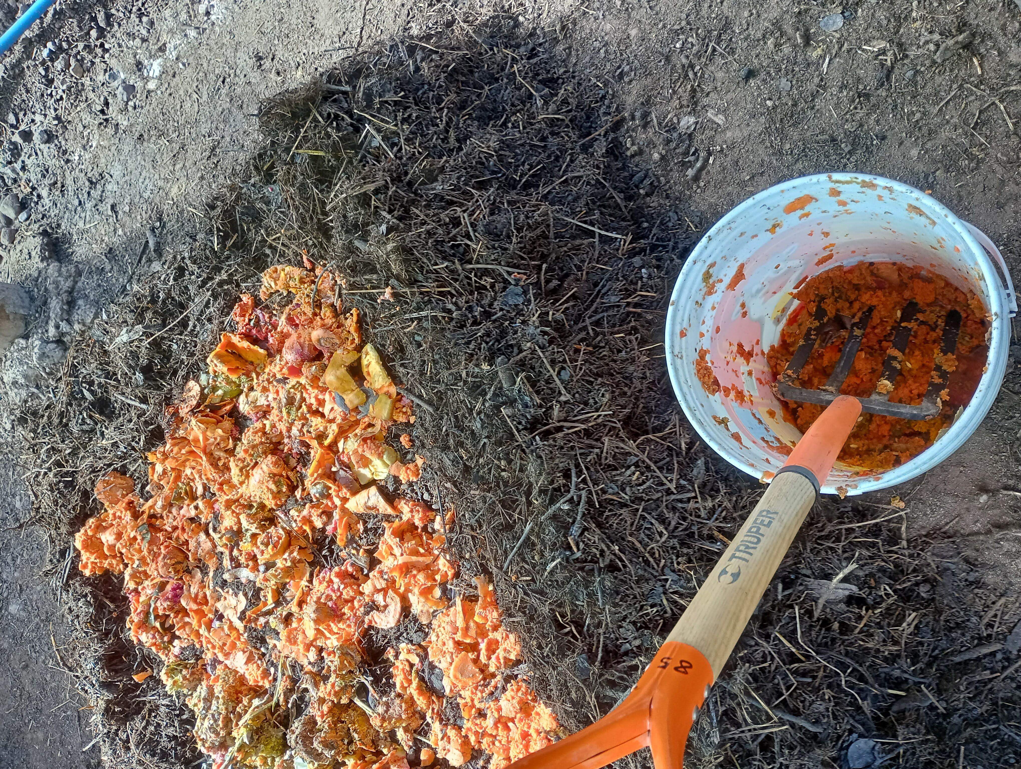 Pryzmy kompostu udekorowane wytłokami z owoców 