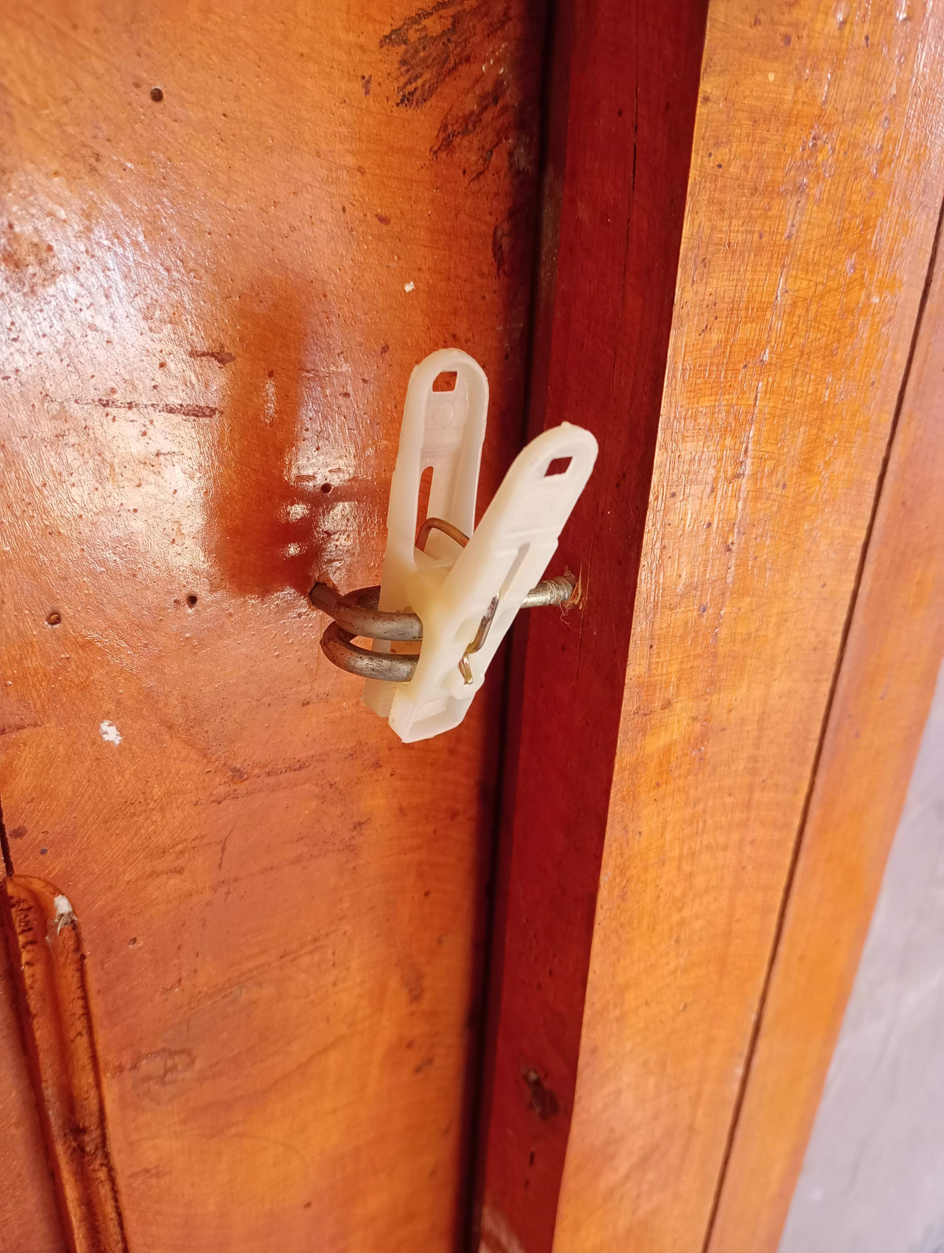 drzwi bez klamki zamknięte spinaczem do bielizny