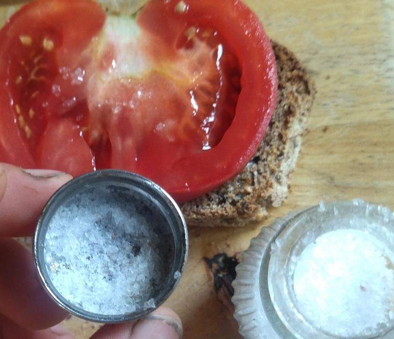 Solniczka z zawilgoconą pokrywką 