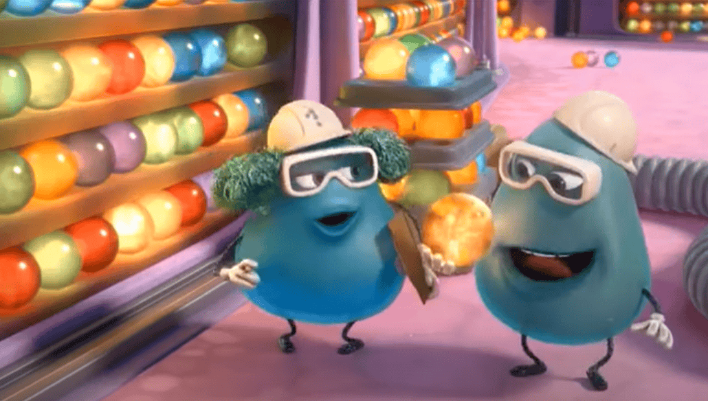 kadr z filmu Inside out pokazujący facetów z odkurzaczem usuwających zbędne wspomnienia, jednak czasem dorzucających jakąś kulkę wspomnień do biblioteki