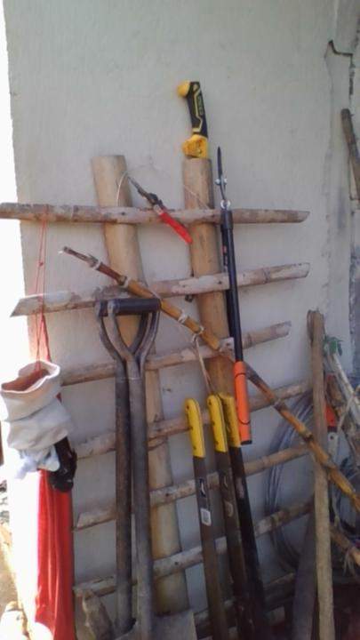 maczety i inne narzędzia oparte o ścianę domu